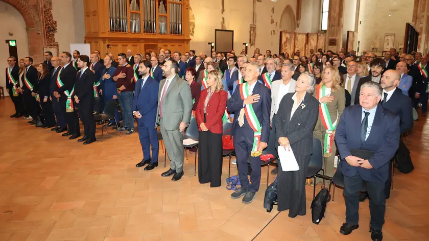 I sindaci veneti cantano l’inno di Mameli durante l’assemblea dell’Anci regionale