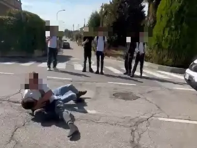 Un momento della rissa fuori da scuola a Motta di Livenza