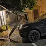 Lo schianto della Range Rover contro la pensilina in piazza