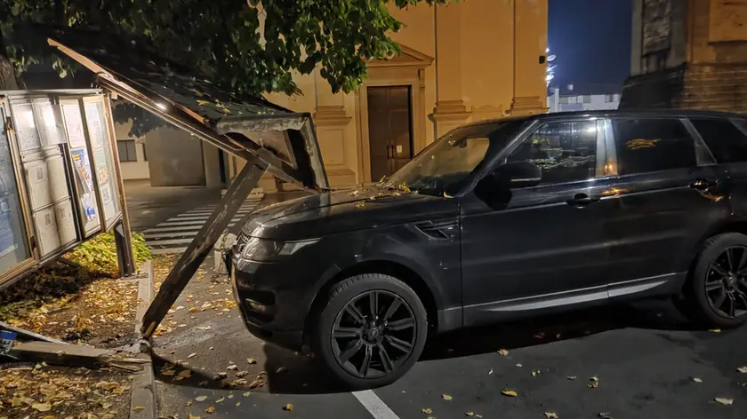 Lo schianto della Range Rover contro la pensilina in piazza