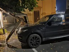 Lo schianto della Range Rover contro la pensilina in piazza