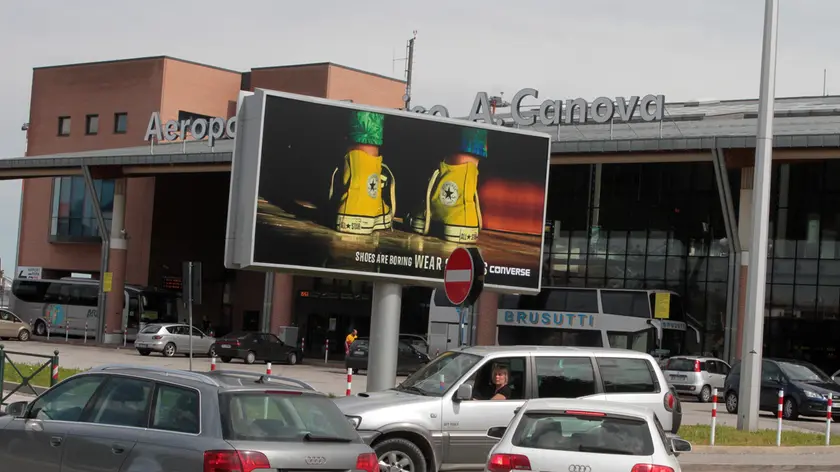 La donna è stata fermata davanti all'aeroporto Canova di Treviso