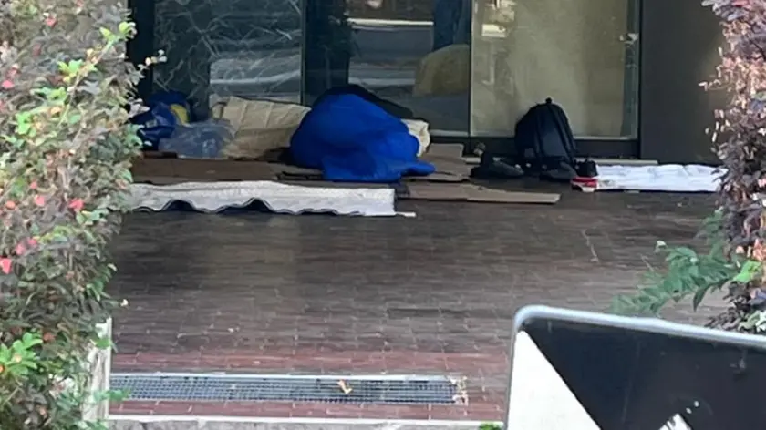 I clochard fuori dall'ospedale di Conegliano