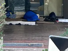 I clochard fuori dall'ospedale di Conegliano