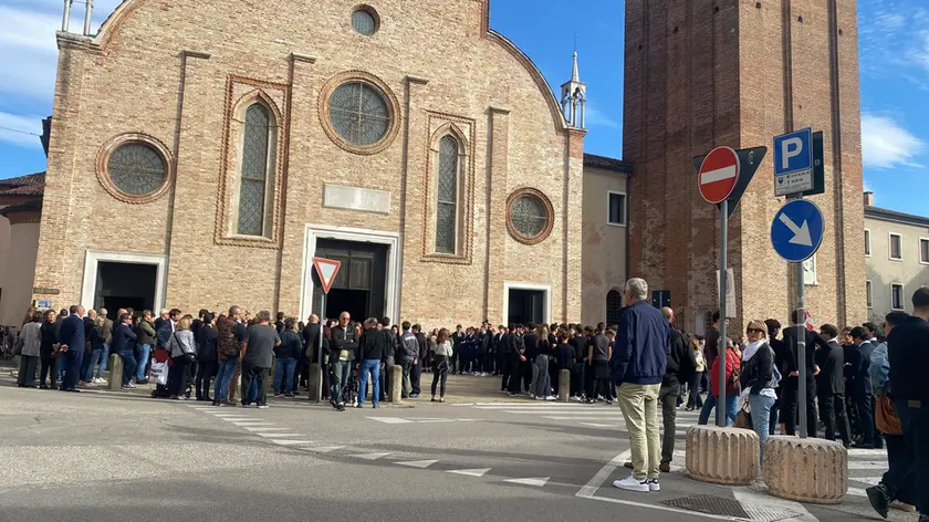 La folla a Santa Maria Maggiore per i funerali di Alvise Nardelotto