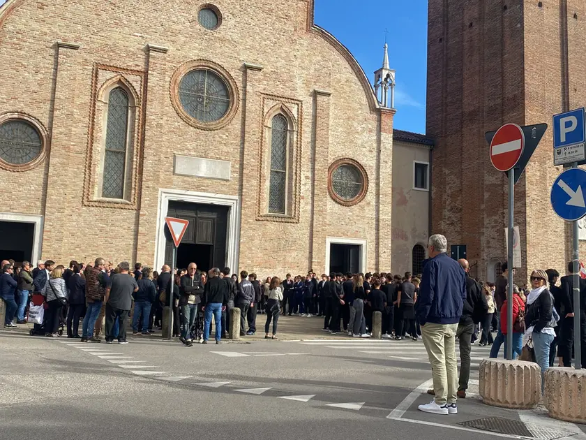 La folla a Santa Maria Maggiore per i funerali di Alvise Nardelotto
