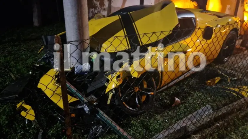 La Ferrari distrutta nel giardino