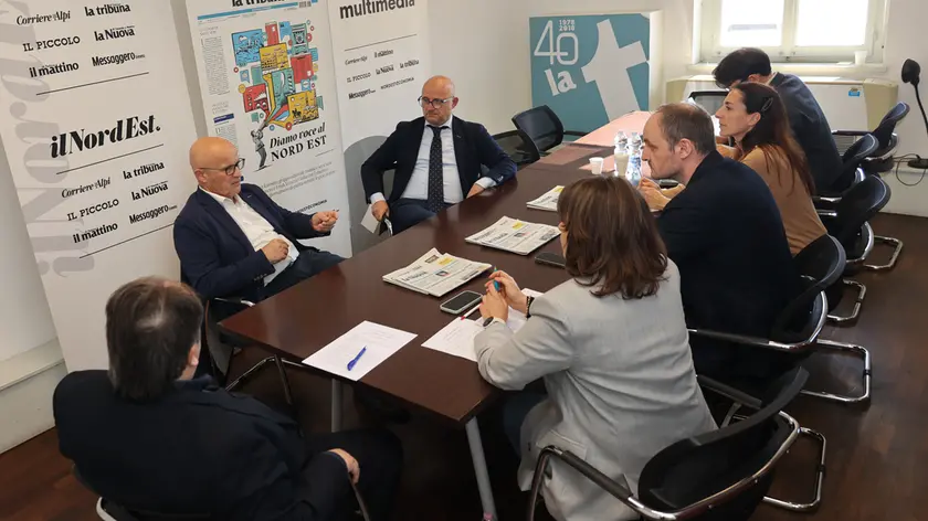 Il forum in redazione alla Tribuna di Treviso sul referendum di Borghi del Grappa. Presenti i sindaci di Cavaso del Tomba Gino Rugolo e di Castelcucco Paolo Mares, il caporedattore Andrea De Polo, il caposervizio Franco Allegranzi e i giornalisti Valentina Calzavara, Mattia Toffoletto e Valentina Voi