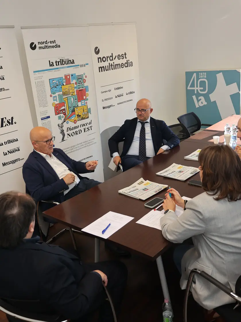 Il forum in redazione alla Tribuna di Treviso sul referendum di Borghi del Grappa. Presenti i sindaci di Cavaso del Tomba Gino Rugolo e di Castelcucco Paolo Mares, il caporedattore Andrea De Polo, il caposervizio Franco Allegranzi e i giornalisti Valentina Calzavara, Mattia Toffoletto e Valentina Voi