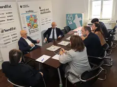 Il forum in redazione alla Tribuna di Treviso sul referendum di Borghi del Grappa. Presenti i sindaci di Cavaso del Tomba Gino Rugolo e di Castelcucco Paolo Mares, il caporedattore Andrea De Polo, il caposervizio Franco Allegranzi e i giornalisti Valentina Calzavara, Mattia Toffoletto e Valentina Voi