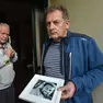 Il padre stringe la foto del figlio Emanuele Campagnolo, morto in moto
