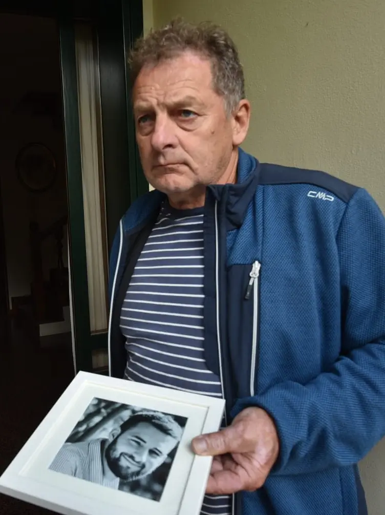 Il padre stringe la foto del figlio Emanuele Campagnolo, morto in moto