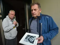 Il padre stringe la foto del figlio Emanuele Campagnolo, morto in moto