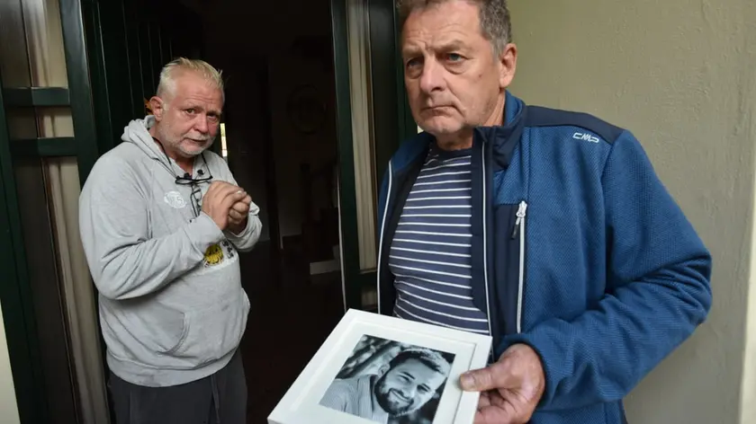 Il padre stringe la foto del figlio Emanuele Campagnolo, morto in moto
