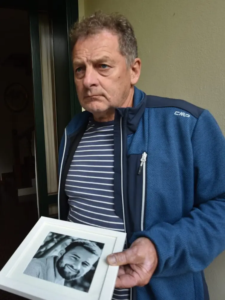 Il padre stringe la foto del figlio Emanuele Campagnolo, morto in moto