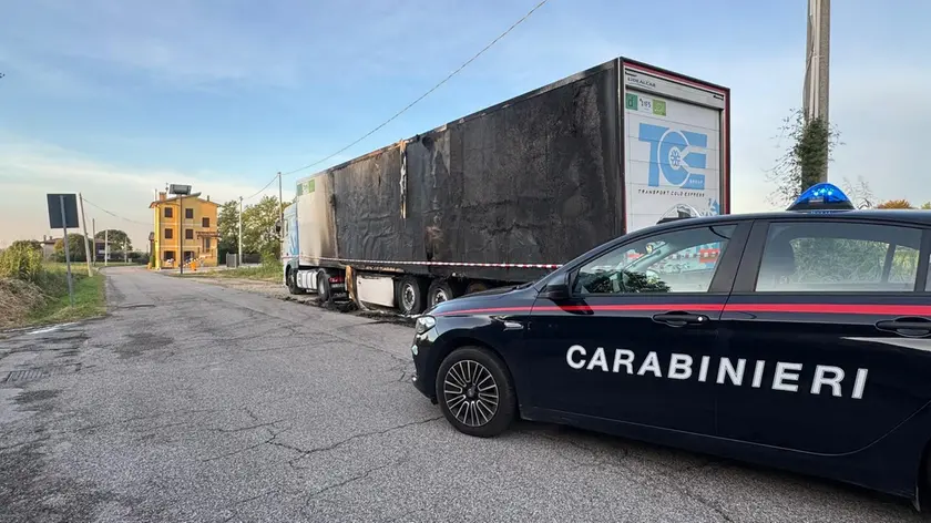 Il camion bruciato