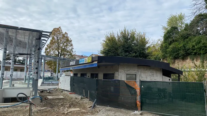 Il bar tabacchi G&B in piazzale Duca d’Aosta è stato chiuso dal cantiere al meno per un mese