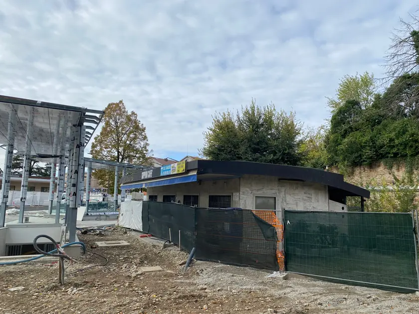 Il bar tabacchi G&B in piazzale Duca d’Aosta è stato chiuso dal cantiere al meno per un mese