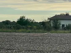 L’area circoscritta con il nastro biancorosso in attesa dell’arrivo degli artificieri
