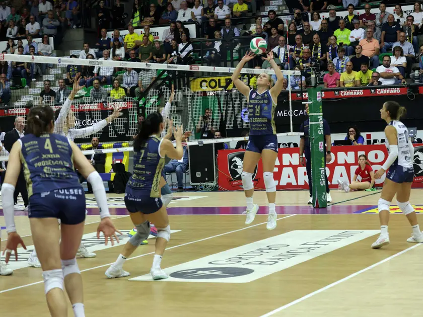 Santarelli mette in campo il 6+1 con Wolosz, Haak, Gabi, Zhu, Manfredini, Fahr e De Gennaro libero