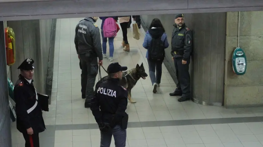 Controlli delle forze dell'ordine in stazione a Treviso