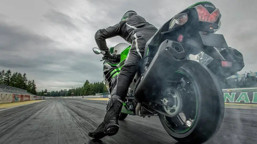 Una Kawasaki Ninja come quella guidata dal giovane castellano multato