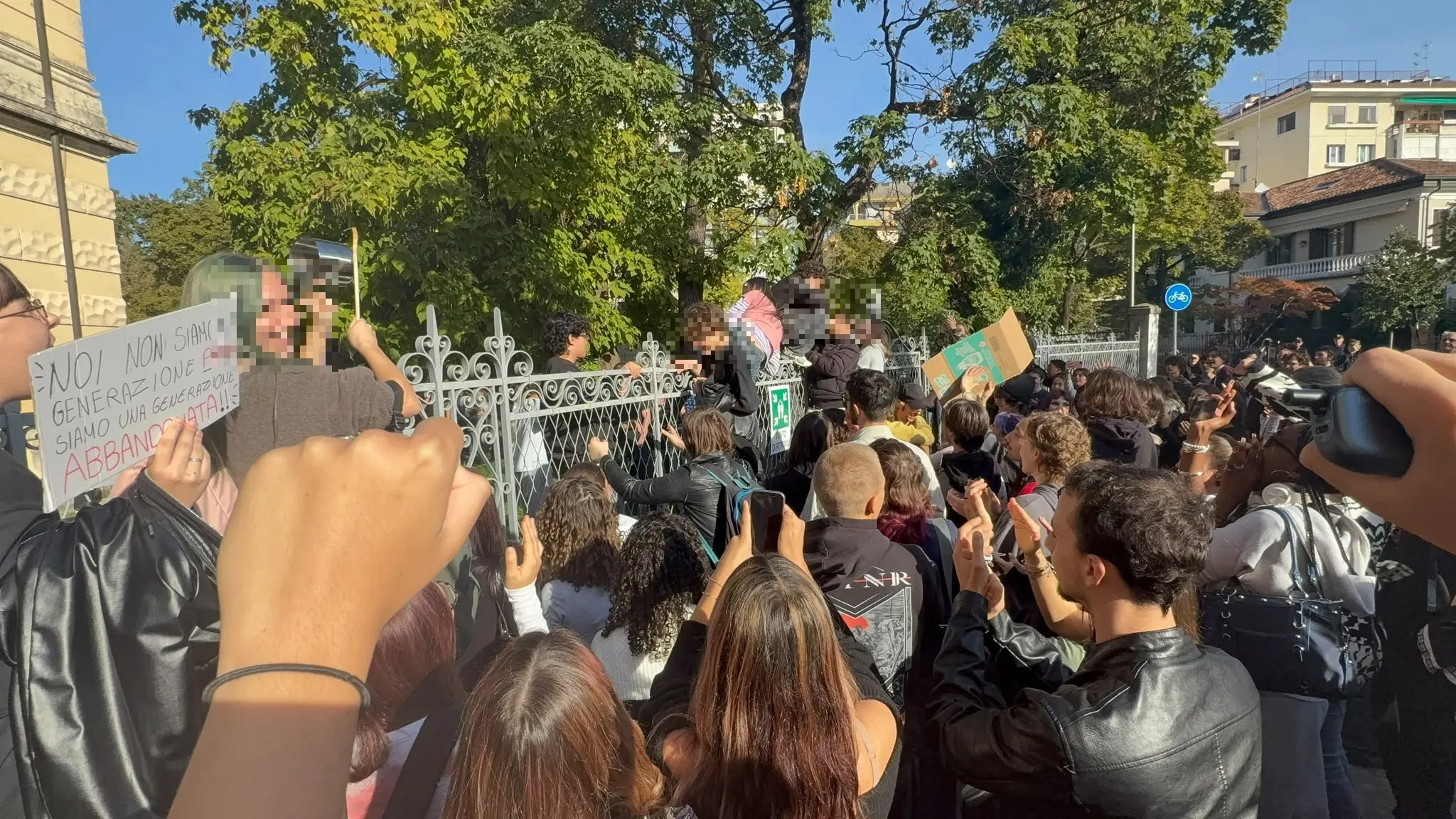 Gli studenti del Canova escono da scuola