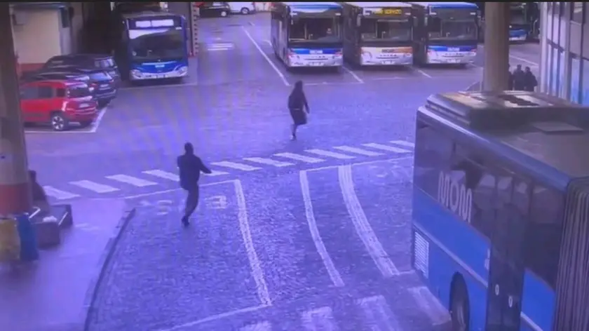 Il quindicenne che ha fatto esplodere il petardo è stato inseguito dalla polizia locale