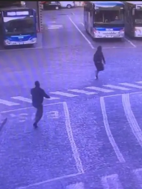 Il quindicenne che ha fatto esplodere il petardo è stato inseguito dalla polizia locale