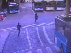 Il quindicenne che ha fatto esplodere il petardo è stato inseguito dalla polizia locale