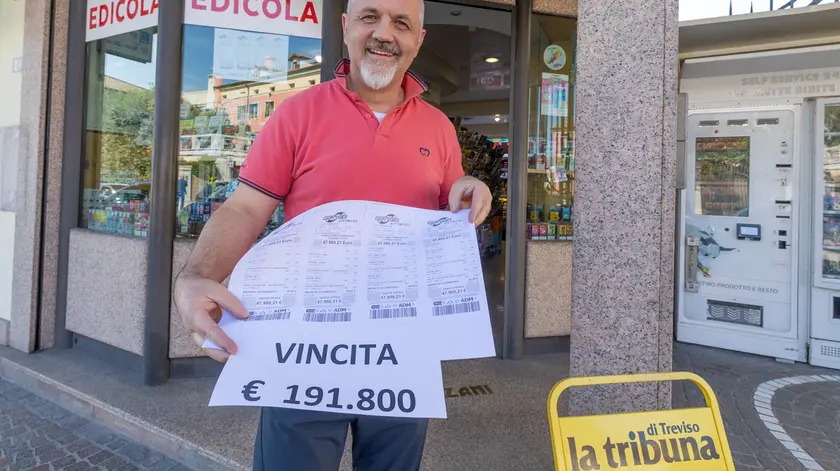 Il titolare dell'edicola David Ronzani
