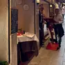 Turisti fuori dai ristoranti del centro storico di Venezia
