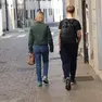 Madre e figlio all'uscita dal comando dei carabinieri di Treviso