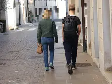 Madre e figlio all'uscita dal comando dei carabinieri di Treviso