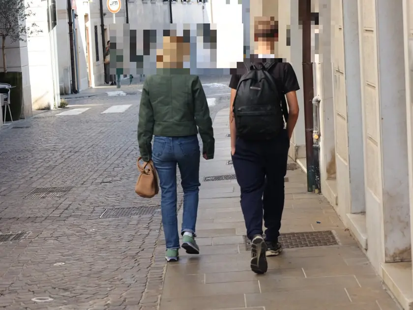 Madre e figlio all'uscita dal comando dei carabinieri di Treviso