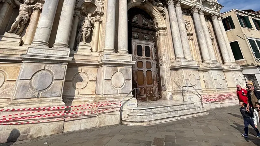 I nastri bianchi e rossi posizionati sulla Chiesa degli Scalzi