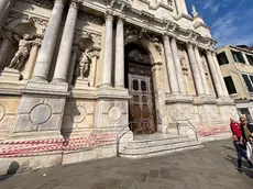 I nastri bianchi e rossi posizionati sulla Chiesa degli Scalzi