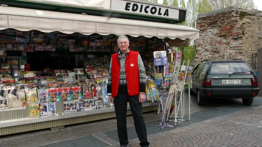 Leonida Coghetto, giornalista sportivo. Qui in una foto del 2005 davanti alla sua edicola di porta Carlo Alberto