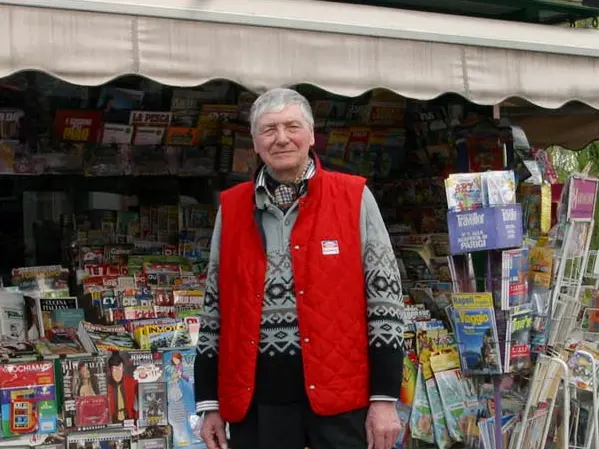 Leonida Coghetto, giornalista sportivo. Qui in una foto del 2005 davanti alla sua edicola di porta Carlo Alberto