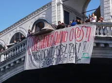Lo striscione degli studenti calato dal ponte di Rialto
