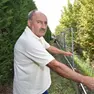 Marino Vazzoler mostra la recinzione tagliata dai ladri