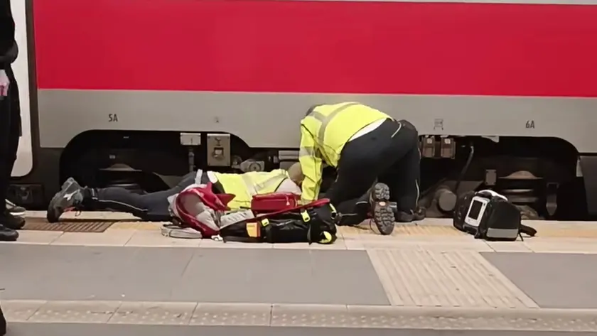 Gli operatori del Suem 118 impegnati nel salvataggio dell'uomo