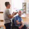 Una donna che si prende cura di un ragazzo con disabilità