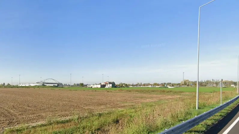 Meolo, l'area su cui dovrebbe sorgere il nuovo insediamento, sullo sfondo c'e' il casello