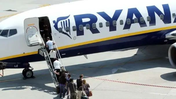 Passeggeri si imbarcano su un volo Ryanair