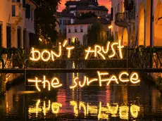 Al ponte dei Buranelli c'è “Don’t trust the surface” (ph. Sharif)