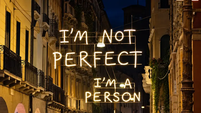 Lungo Calmaggiore c'è “I’m not perfect, I’m a person” (ph. Sharif)