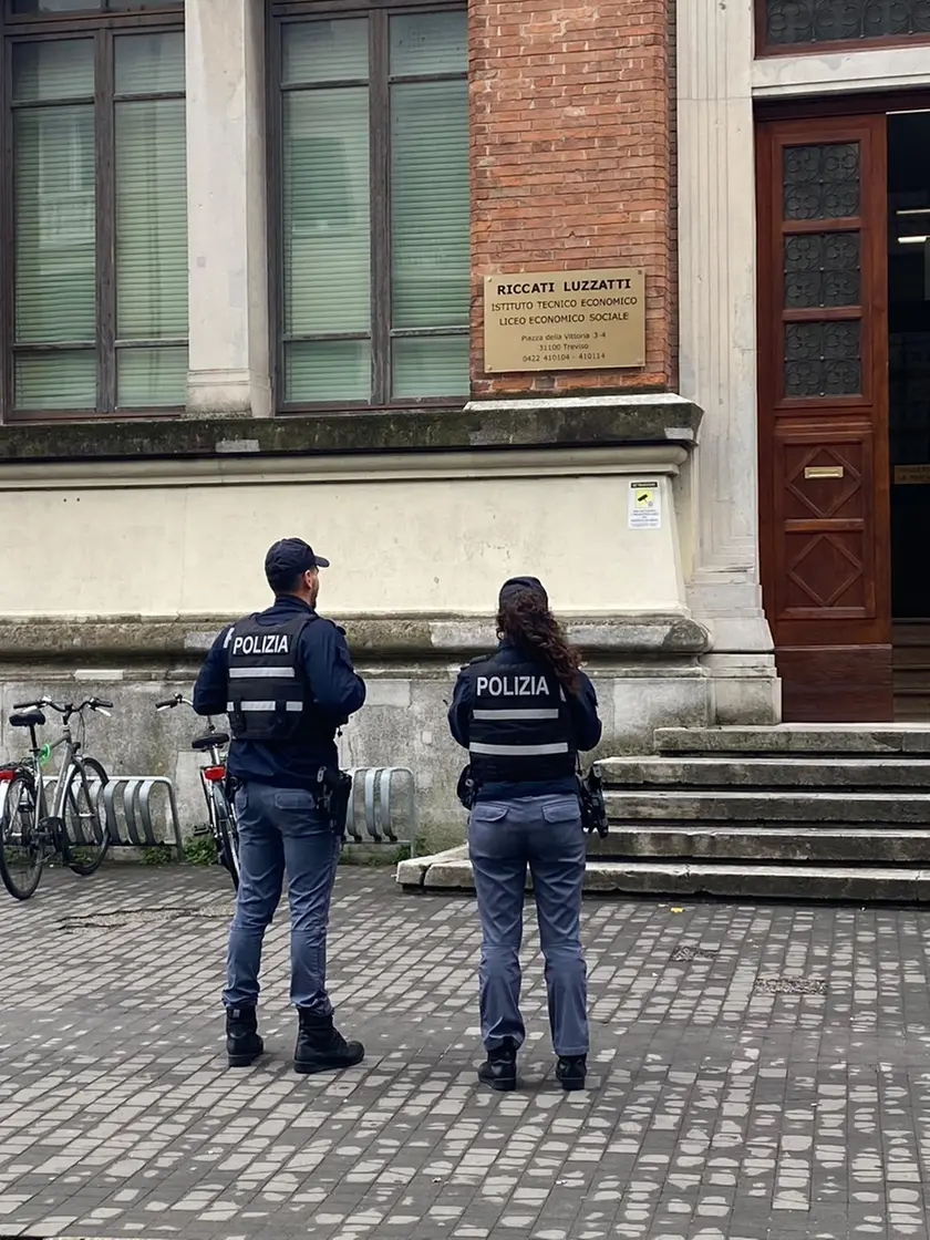 Stando a quanto ricostruito finora i messaggi sono circolati anche in un istituto di Castelfranco e di Conegliano
