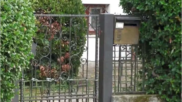 L'ingresso dell'abitazione della pensionata