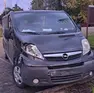 Il furgone senza targa anteriore